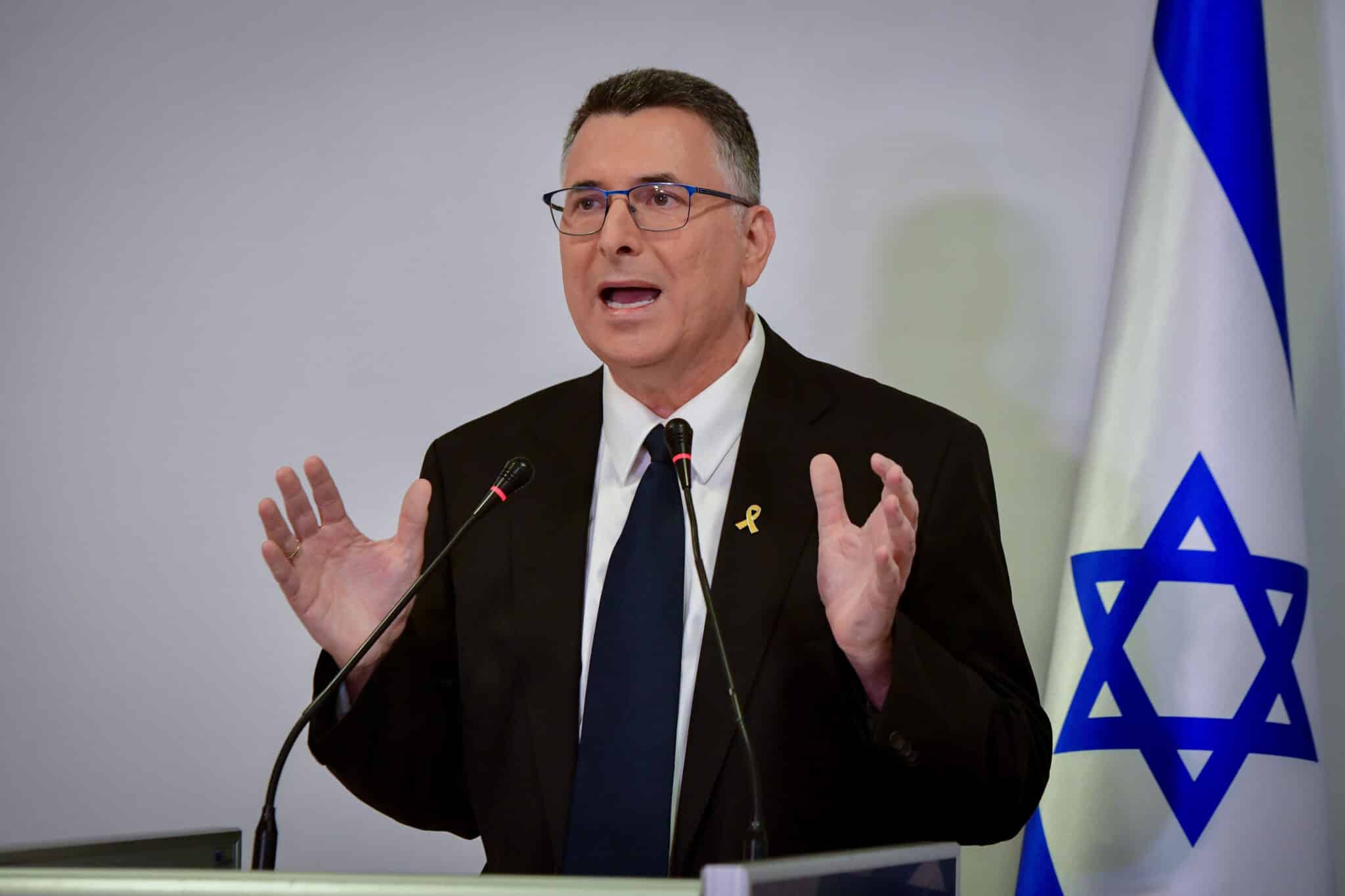 گیدئۆن ساعر: رەنگە پێویست بکات هێرشی سەربازی بکەینە سەر ئێران